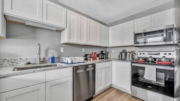 冰箱、微波炉、烤箱、炉灶