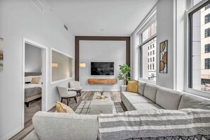 Televisión y oficina 