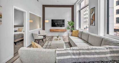 Luxe Flat w/ Heated Pool & Sauna • Gym•Heart of DT