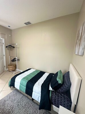 2 dormitorios, tabla de planchar con plancha, wifi y ropa de cama