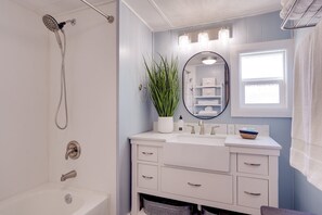 Hair dryer, towels, soap, shampoo - New Remodeled 2-bdrm Adorable Home in Mesquite, Nevada (Mesquite)