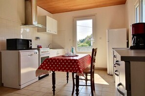 ثلاجة، ميكروويف، فرن، موقد طهي مسطح