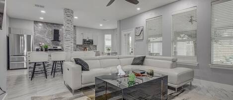 テレビ、卓球台