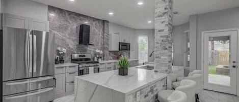 Refrigerador, microondas, horno y parrilla de estufa