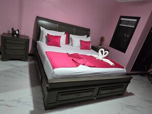 2 bedrooms, iron/ironing board, WiFi, bed sheets - Enjoyable apartment with AC in Kingston (Kingston)