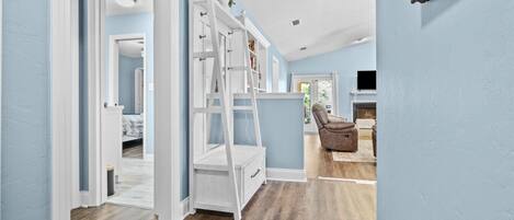 4 slaapkamers, een bureau, een strijkplank/strijkijzer, gratis wifi