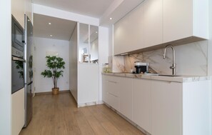 Kühlschrank, Ofen, Herdplatte, Geschirrspüler