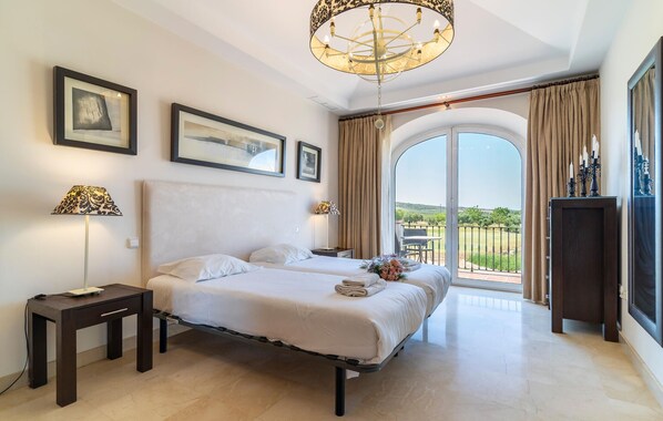 2 bedrooms, travel crib, free WiFi, bed sheets