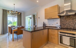 Fridge, stovetop, dishwasher