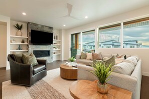 Smart TV, fireplace