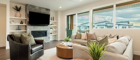 Smart TV, fireplace