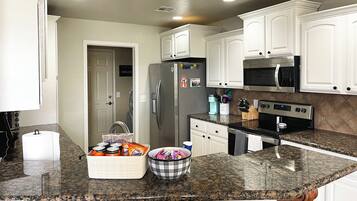 Mikrowelle, Herdplatte, Geschirrspüler