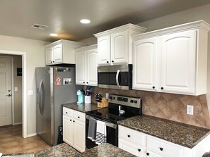 Microondas, placa de cocina y lavavajillas