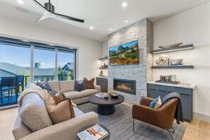 Smart TV, fireplace