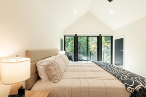 5 bedrooms, iron/ironing board, free WiFi, bed sheets