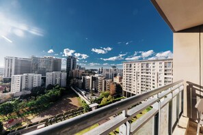 Property grounds - Stylish Sandton Retreat. Walk to Sandton City. Pool Access Included (Sandton)