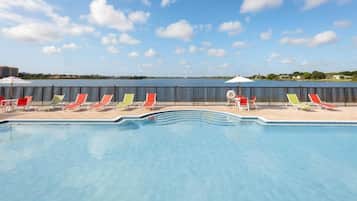 4 outdoor pools