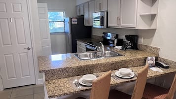 Täysikokoinen jääkaappi, mikroaaltouuni, uuni, liesi