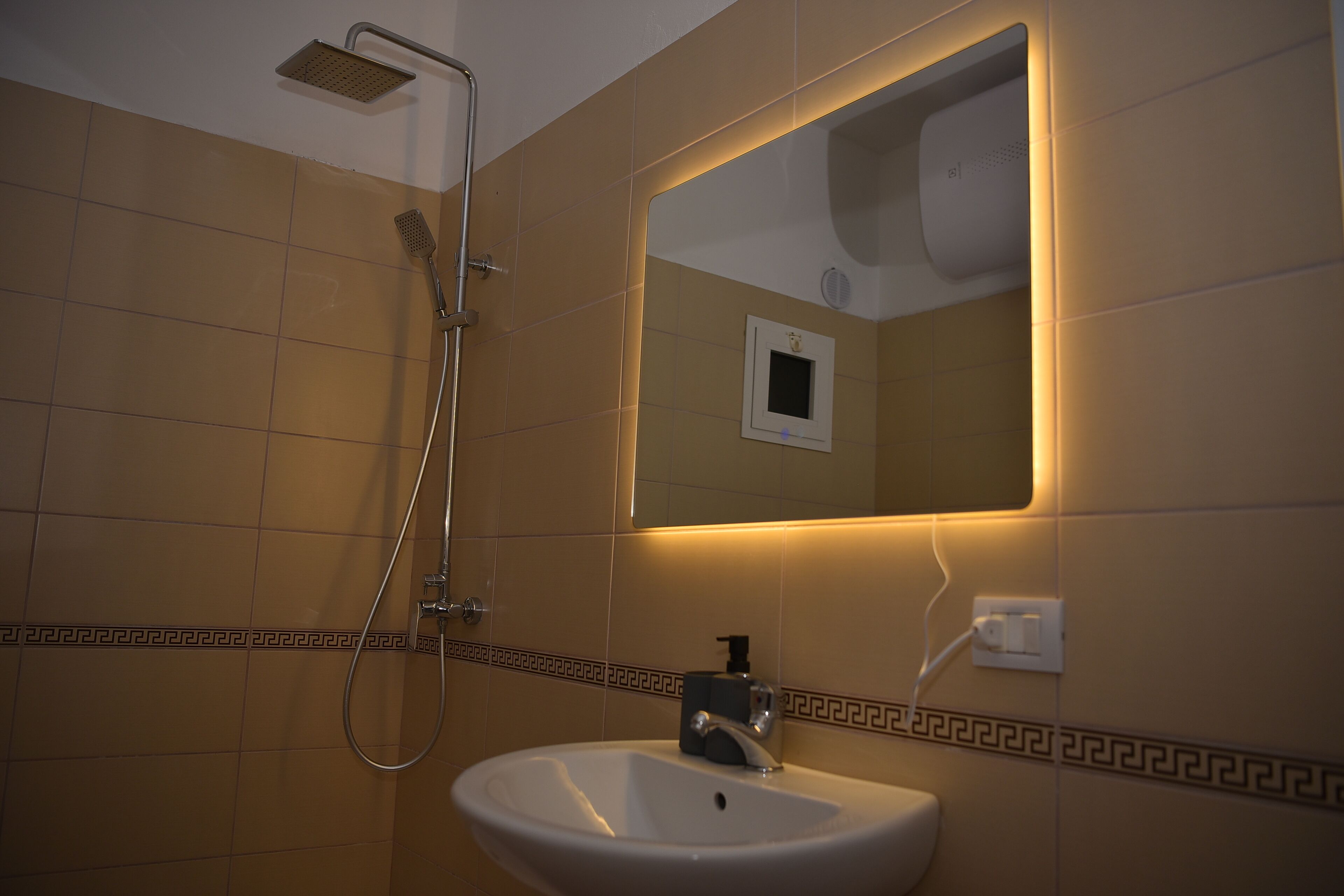 淋浴设施、吹风机、坐浴桶、毛巾