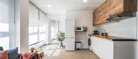 Kühlschrank, Mikrowelle, Wasserkocher mit Kaffee-/Teezubehör