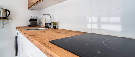 Kühlschrank, Mikrowelle, Wasserkocher mit Kaffee-/Teezubehör
