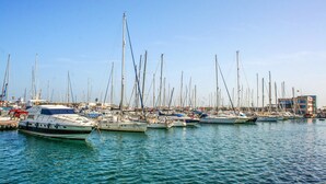 Un puerto deportivo con numerosos veleros amarrados.