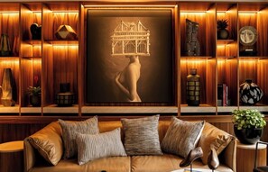 Casa Amaranta | Living area | 70-inch Smart TV with cable channels