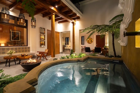 4 outdoor pools. Singular Signature Residences