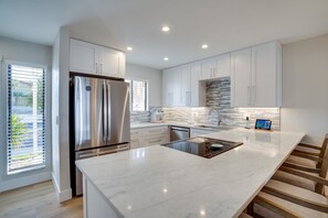 Kjøleskap, mikrobølgeovn, ovn og kokeplater