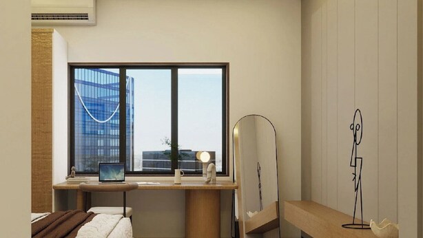 Une chambre moderne avec un lit, un bureau équipé d’un ordinateur, une grande fenêtre et une vue sur un immeuble.