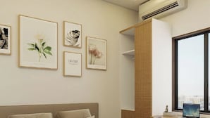 Une chambre moderne avec un grand lit, un bureau et une vue sur la ville.