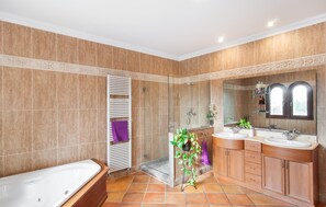 Shower, hair dryer - Stunning home in Campos with private swimming pool, can be inside or outside (Campos)