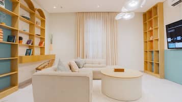 Apartment (3 Bedrooms) | Front of property