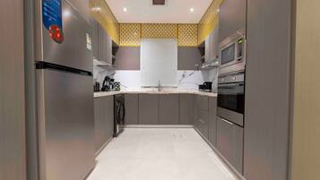 Apartemen (2 Bedrooms) | Dapur bersama | Lemari es, microwave, dan oven