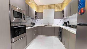 Apartemen (3 Bedrooms) | Dapur bersama | Lemari es, microwave, dan oven