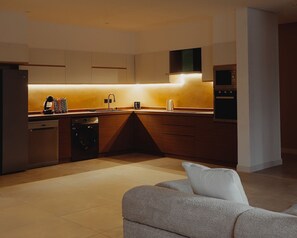 Apartment (3 Bedrooms) | Private kitchen | Oven, stovetop