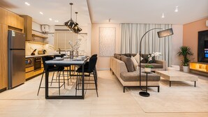 Una cucina moderna con zona pranzo, divano e tavolino.