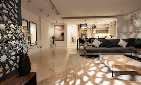 Interior. Luxurious 2-br Flat Almughrizat