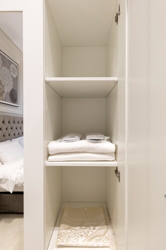 A Beautiful one BR Apartment With a Living Room