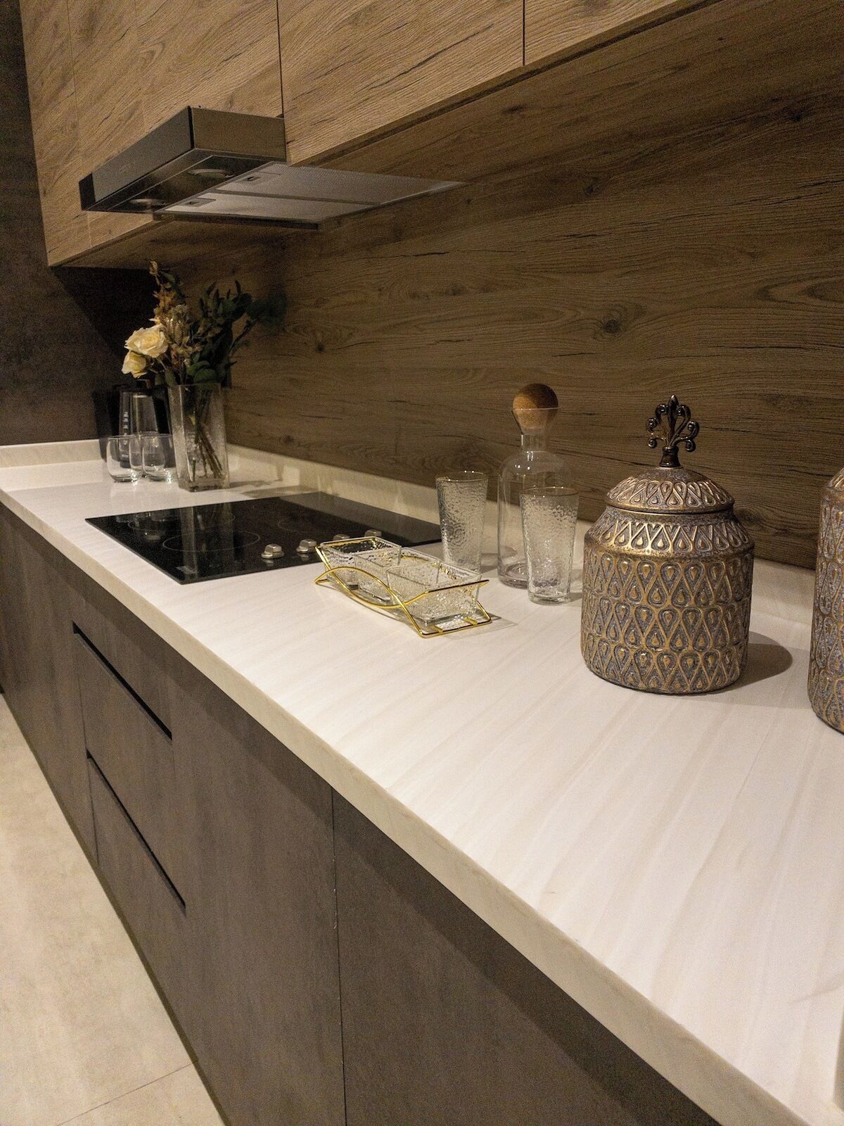 Wasserkocher mit Kaffee-/Teezubehör, Kühlschrank, Mikrowelle, Ofen