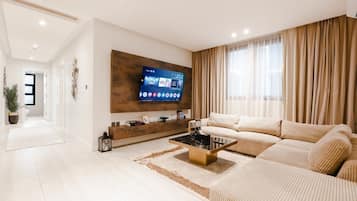 Apartment (3 Bedrooms) | Wohnbereich | 65-Zoll-Fernseher mit Digitalempfang