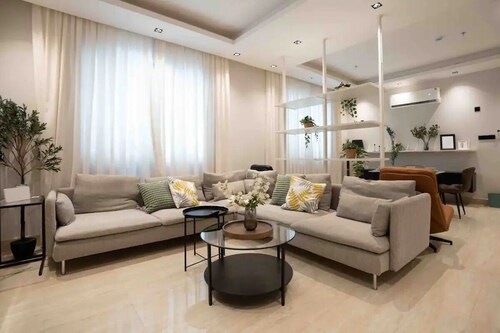 Al Malqa Flat, Sleeps 4 With Free Parking