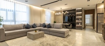 Three BR Luxurious & Spacious Flat in Almadinah