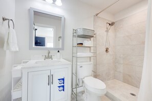 Douche, sèche-cheveux, serviettes fournies, savon