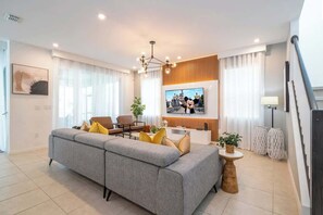 Smart TV, offices - Near Disney Amazing Home Pool + Gaming Room (Kissimmee)
