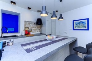 Réfrigérateur, four à micro-ondes, un four, surface de cuisson