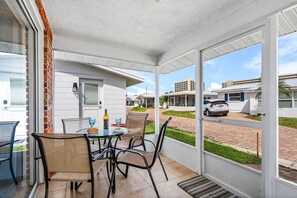 Outdoor dining - Beachside Bliss Awaits - Aloha Kai #55- Roelens (Siesta Key)