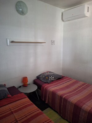 3 habitaciones, tabla de planchar con plancha y ropa de cama 