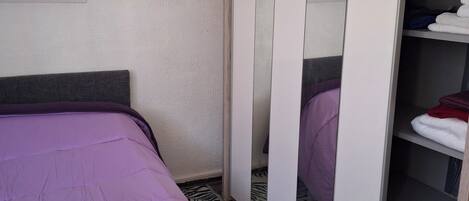 3 chambres, fer et planche Ă repasser, literie fournie