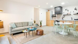 A modern apartment with a living room, kitchen, and dining area. - Private Terrace Dishwasher 3 Bedrooms (Barcelona)